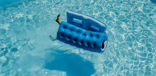 Pools: un nuovo seducente libro esplora l’estetica della piscina