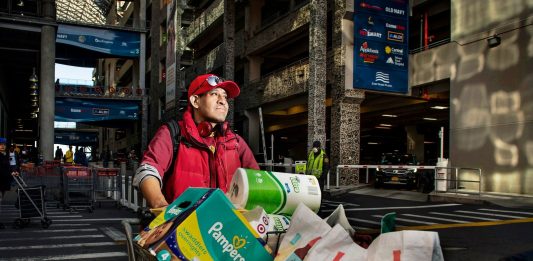 exibart.artworld: il giro del mondo dell’arte in sei notizie Tra le notizie dal mondo dell'arte di oggi, l'inchiesta fotografica sulla spesa dei newyorkesi, immortalati da Dina Litovsky (Fonte: New Yorker).