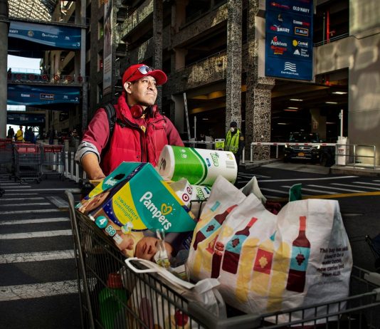 exibart.artworld: il giro del mondo dell’arte in sei notizie Tra le notizie dal mondo dell'arte di oggi, l'inchiesta fotografica sulla spesa dei newyorkesi, immortalati da Dina Litovsky (Fonte: New Yorker).