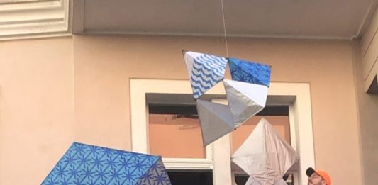 A Berlino, gli artisti espongono le loro opere dai balconi di casa