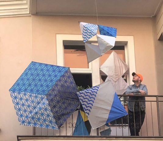 A Berlino, gli artisti espongono le loro opere dai balconi di casa