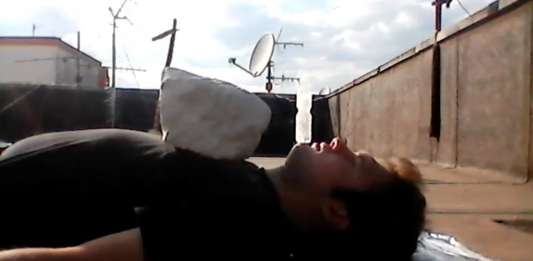 Movimenti di un corpo che resiste: il project space Rouge presenta Wire Wire, il progetto di Rouge