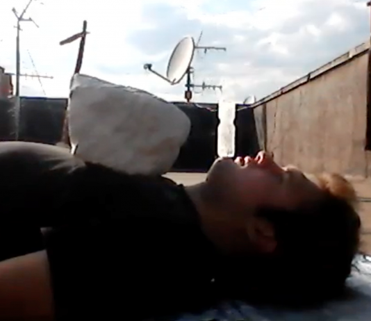 Movimenti di un corpo che resiste: il project space Rouge presenta Wire Wire, il progetto di Rouge