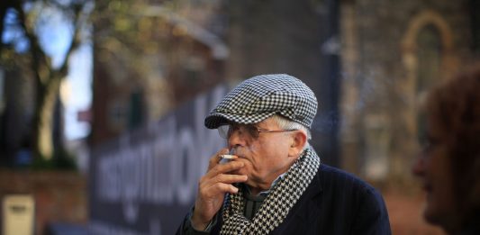 Fumare previene il coronavirus. Parola di David Hockney David Hockney fuma al Nottingham Contemporary art space. Novembre 2019, Ph. Christopher Furlong/Getty Images