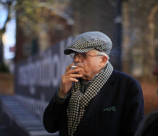 Fumare previene il coronavirus. Parola di David Hockney David Hockney fuma al Nottingham Contemporary art space. Novembre 2019, Ph. Christopher Furlong/Getty Images