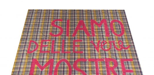 Artiste e madri, ai tempi del Covid-19: la lettera di Grossi Maglioni e Sara Basta Siamo delle vere mostre, striscione realizzato dalle artiste Sara Basta, MariaPia Picozza e Guendalina Salini in occasione della manifestazione dell'8 marzo 2019 a Roma