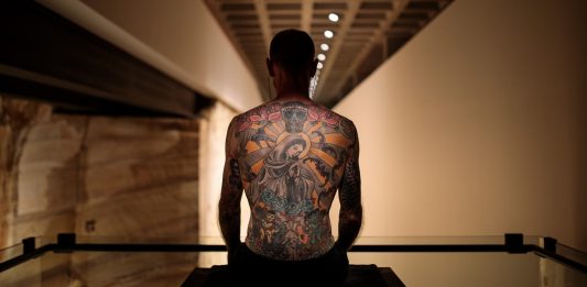 Tim il solitario: l’opera vivente di Delvoye continua lo streaming dal MONA, chiuso per Covid