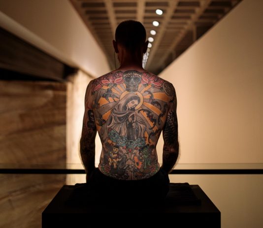 Tim il solitario: l’opera vivente di Delvoye continua lo streaming dal MONA, chiuso per Covid