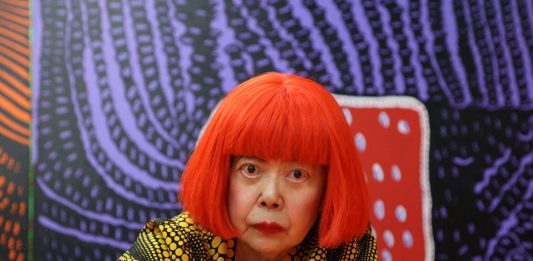 Yayoi Kusama sfida il Covid-19 con una poesia: «Sparisci da questa Terra»