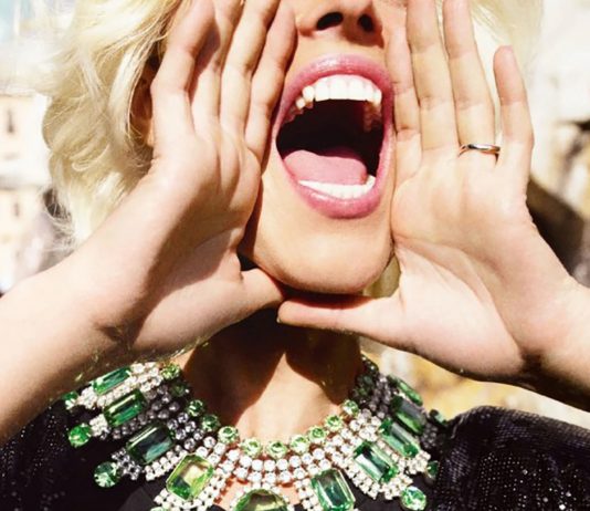 Ciao! Con un saluto fotografico Mario Testino celebra l’Italia