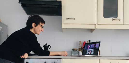 Come ritrovare la catarsi del teatro nel web? Scoprendo cosa bolle in pentola teatro online