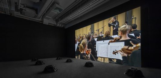 Samson Young vince il primo Sigg Prize, il premio dell’M+ di Hong Kong e Uli Sigg