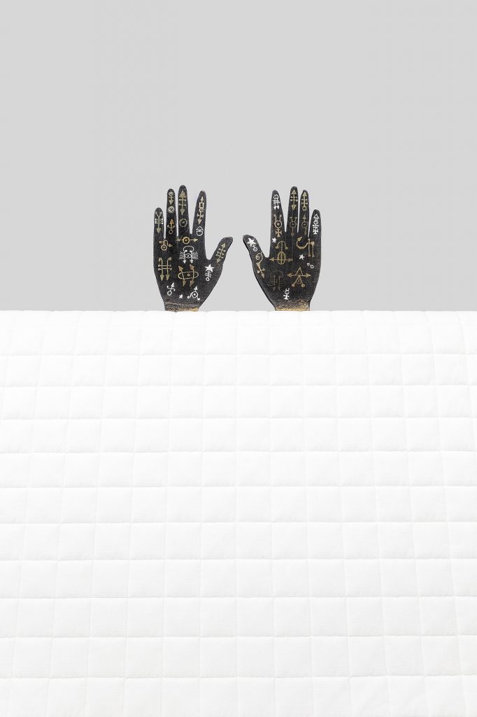 Luca Gilli, Totem apotropaico, courtesy l'artista e Paola Sosio Arte Contemporanea