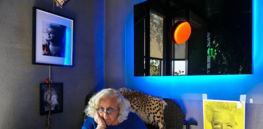 Addio a Nanda Vigo. Scompare l’artista della luce italiana Nanda Vigo in una fotografia di Ilaria Defilippo