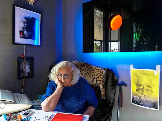 Addio a Nanda Vigo. Scompare l’artista della luce italiana Nanda Vigo in una fotografia di Ilaria Defilippo