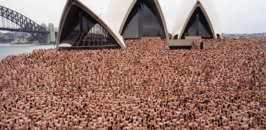 Stay Apart Together: nudi e insieme, nel progetto fotografico di Spencer Tunick