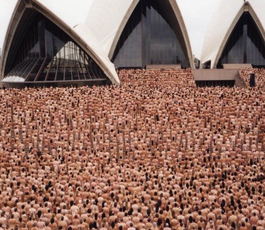 Stay Apart Together: nudi e insieme, nel progetto fotografico di Spencer Tunick