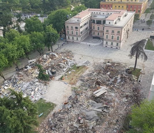 TabulaRasa ci invita a lasciare un segno sulle macerie del Teatro Kombetar di Tirana