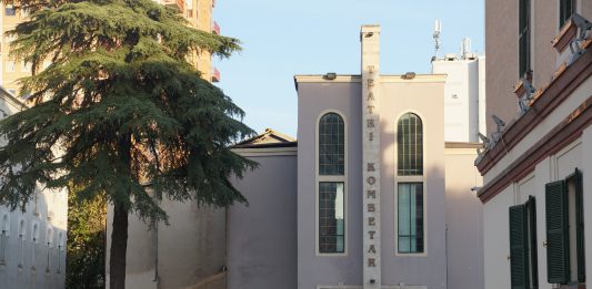 Nel silenzio, il Teatro Kombetar di Tirana viene abbattuto. Ma i simboli no teatro kombetar tirana