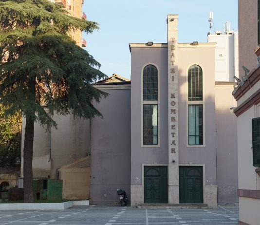 Nel silenzio, il Teatro Kombetar di Tirana viene abbattuto. Ma i simboli no teatro kombetar tirana