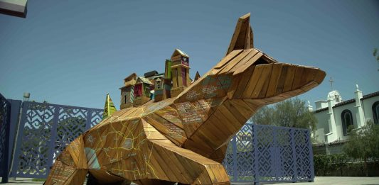 Transportapueblos: le statue di Libre Gutierrez che aiutano i migranti