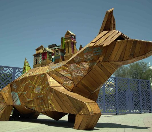 Transportapueblos: le statue di Libre Gutierrez che aiutano i migranti