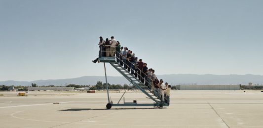 Artists’ Film Italia Recovery Fund: il crowdfunding dello Schermo dell’Arte Adrian Paci, Centro di permanenza temporanea, 2007, Courtesy the artist, Peter Kilchmann Gallery, Zurich, kaufmann Repetto, Milano, New York