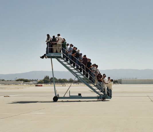 Artists’ Film Italia Recovery Fund: il crowdfunding dello Schermo dell’Arte Adrian Paci, Centro di permanenza temporanea, 2007, Courtesy the artist, Peter Kilchmann Gallery, Zurich, kaufmann Repetto, Milano, New York