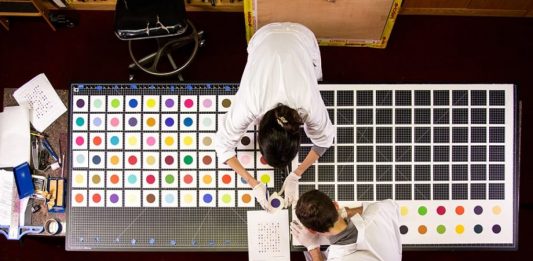 Damien Hirst a pezzi: il collettivo MSCHF ritaglia gli spots e li mette in vendita