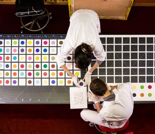 Damien Hirst a pezzi: il collettivo MSCHF ritaglia gli spots e li mette in vendita