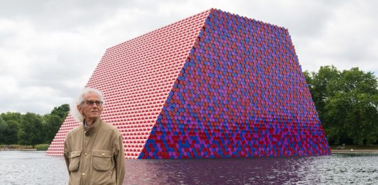 Addio a Christo: muore l’artista leggenda della Land Art. Aveva 84 anni