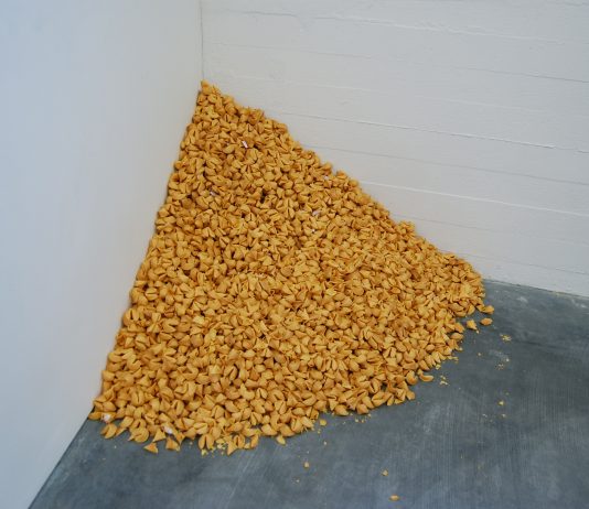 I biscotti della fortuna di Felix Gonzalez-Torres per riflettere sul distanziamento sociale Felix Gonzalez-Torres, Untitled (Fortune Cookie Corner), 1990 (Foto: Andrew Russeth)