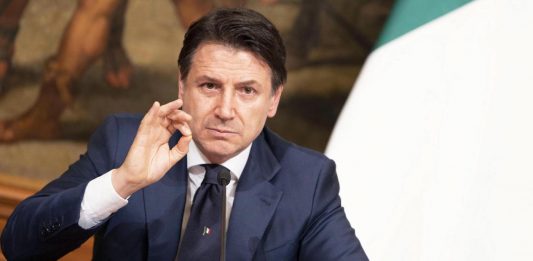 Gli artisti fanno divertire: è bufera sulle parole di Giuseppe Conte
