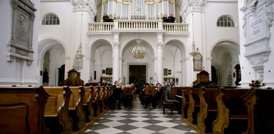 Guido van der Werve online con Monitor, Grimm e Luhring Augustine Chiesa Santa Croce Varsavia