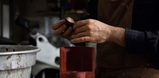 La sfida handmade e homemade di Plato Design, con la lampada Esse