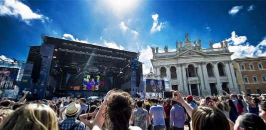 Le canzoni per il 1 maggio nella nostra playlist Spotify Nostalgia da Concertone? Cerchiamo di rimediare, con una playlist piena di canzoni ispirate al 1 maggio. Nella foto: uno degli ultimi concerti a Piazza San Giovanni, per il 1 maggio 2015 (Fonte: Spettakolo)