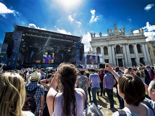 Le canzoni per il 1 maggio nella nostra playlist Spotify Nostalgia da Concertone? Cerchiamo di rimediare, con una playlist piena di canzoni ispirate al 1 maggio. Nella foto: uno degli ultimi concerti a Piazza San Giovanni, per il 1 maggio 2015 (Fonte: Spettakolo)