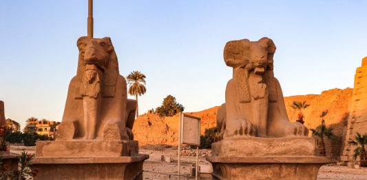 Il Ministro delle antichità egiziane sposta le sfingi di Luxor a Piazza Tahrir: è polemica