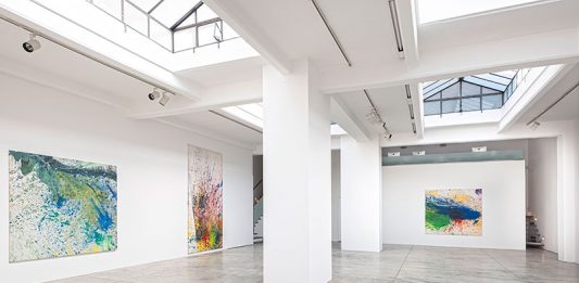 Ricercare la verità: l’arte di Shozo Shimamoto alla Cardi Gallery di Milano La mostra di Shozo Shimamoto alla Cardi Gallery
