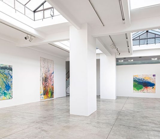 Ricercare la verità: l’arte di Shozo Shimamoto alla Cardi Gallery di Milano La mostra di Shozo Shimamoto alla Cardi Gallery