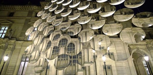Vincent Leroy deforma il Louvre di Parigi con le sue Slow Lens