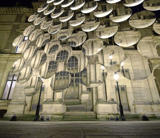 Vincent Leroy deforma il Louvre di Parigi con le sue Slow Lens