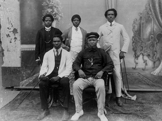 Gli scatti di Delali Ayivi, storia di emancipazione dagli stereotipi occidentali