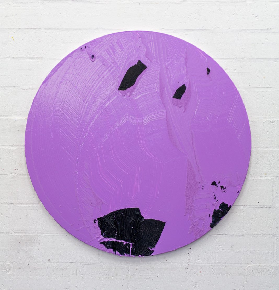 Alexis Harding – Skin Deephttps://www.exibart.com/repository/media/2020/06/Alexis-Harding-Lilac-Tondo-2020-olio-e-vernice-su-MDF-ø-116-cm-1068x1111.jpg