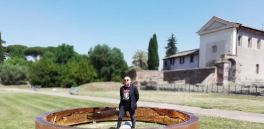 Anello, la scultura site specific di Francesco Arena per il Parco del Colosseo Francesco Arena nel suo Anello