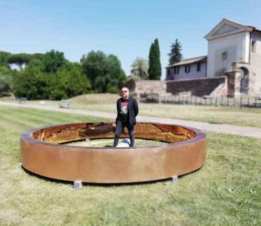 Anello, la scultura site specific di Francesco Arena per il Parco del Colosseo Francesco Arena nel suo Anello