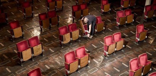Le difficoltà del teatro in ripartenza: intervista a Andrea Rurale Tre poltrone su quattro tagliate nei teatri per le norme sul distanziamento sociale