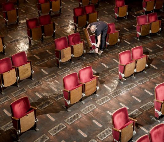 Le difficoltà del teatro in ripartenza: intervista a Andrea Rurale Tre poltrone su quattro tagliate nei teatri per le norme sul distanziamento sociale