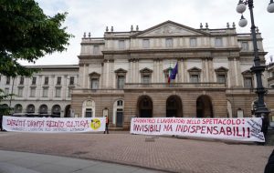 Davanti al Teatro alla Scala di Milano, 31 maggio 2020