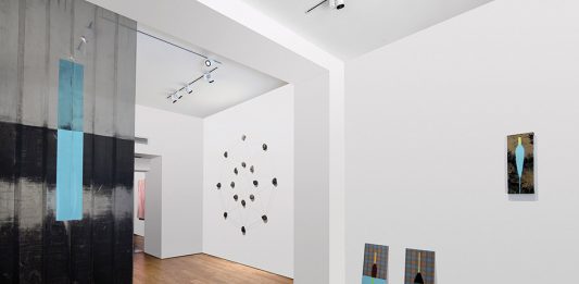 “OBJETS TONIQUES”. Davide D’Elia, Valerio Nicolai, Leonardo Petrucci, Ramiro Quesada Pons alla NM Contemporary di Monaco